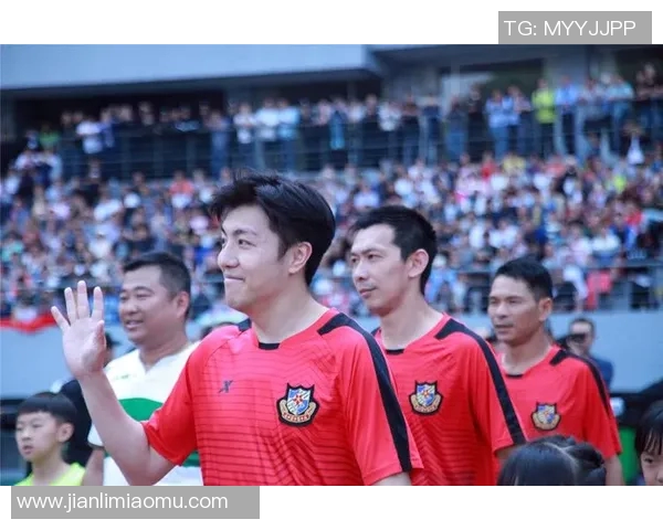 中国足球明星如何与粉丝互动展现亲和力与责任感